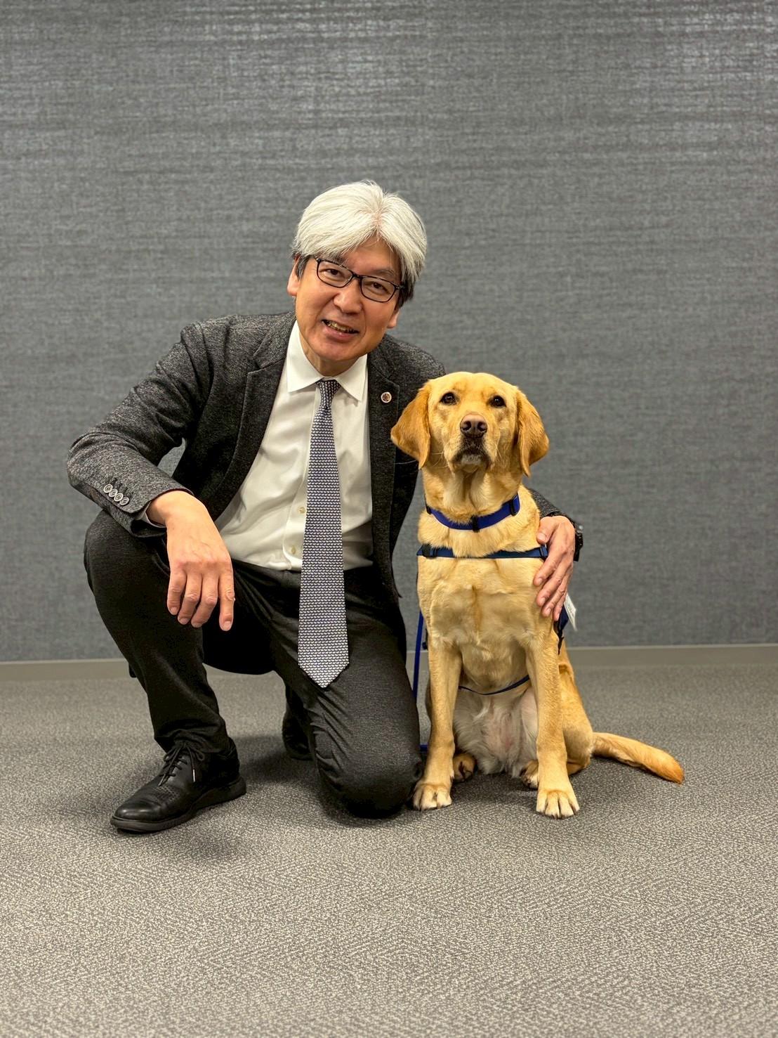 病院長とファシリティドッグ.jpg