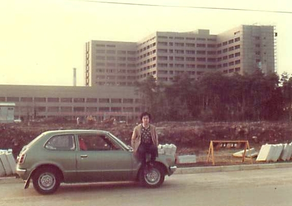 当時建築中の筑波大学附属病院の前で、愛車のシビックに乗ったところ.jpeg