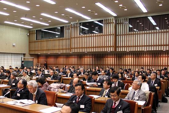 満席となった会場（国際会議室）.jpeg