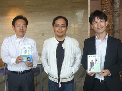 取材スタッフとの記念撮影に、気さくに応じる垣根氏(中央).png